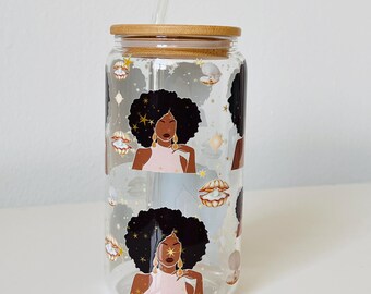 Vaso de cristal Cosmic Queen: Arte de mujer afro, tapa de bambú y pajita