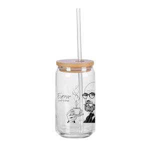 Könnte beinhalten: Ein durchsichtiger Glasbecher mit Bambusdeckel und Glasstrohhalm. Das Glas zeigt eine schwarze Strichzeichnung einer bärtigen Person mit Brille, die eine Kaffeetasse hält, mit aufsteigendem Dampf und dem schwarzen Schriftzug Espresso your feelings.