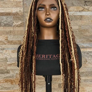 Lång Faux Locs-peruk med blonda slingor - Distressed Locs-peruk - boho locs - brun och blond helspets-peruk, handgjord gudinna-locs-peruk