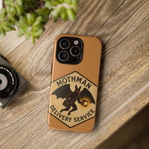 Capa para celular com serviço de entrega Mothman | Design vintage e divertido do Cryptid Courier