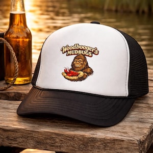 Cappello da camionista Bigfoot Crawfish Boil / Cappello Woodbooger Mudbugs Bayou / Regalo per campo da pesca Louisiana Cajun New Orleans