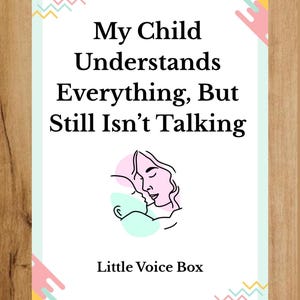Könnte beinhalten: Rechteckiges Schild mit dem Text "My Child Understands Everything, But Still Isn't Talking" und einer Illustration von Mutter und Kind. Das Schild hat einen hellblauen Rand mit farbigen Akzenten und den Worten "Little Voice Box" unten.