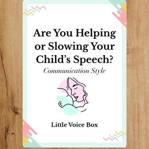 Könnte beinhalten: Eine weiße Karte mit dem Text "Are You Helping or Slowing Your Child's Speech? Communication Style." Sie zeigt eine rosa und grüne Illustration einer Mutter und eines Kindes. Die Karte liegt auf einer Holzoberfläche.