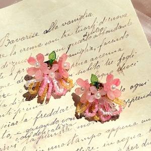 Brincos de flor rosa feitos à mão: tachas de prata 925 com pingentes de miçangas