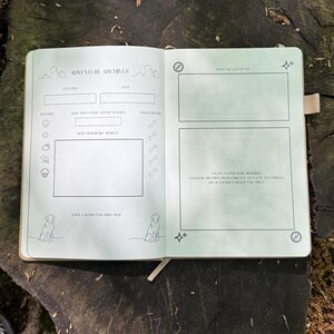 Op de afbeelding: Open notitieboek met de titel "Adventure Archives" en aanwijzingen voor het vastleggen van hondenwandelingen. Bevat secties voor locatie, datum, weer, stappen en gedenkwaardige momenten. Met hondenillustraties.