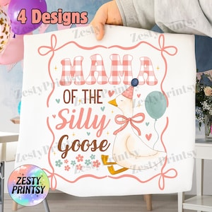 Op de afbeelding: Een wit canvas met de tekst "MAMA OF THE SILLY GOOSE" in roze en bruin, met een cartoon gans met een feesthoed en een ballon. Het ontwerp is omlijst met een roze lintrand en bevat de tekst "4 Designs".