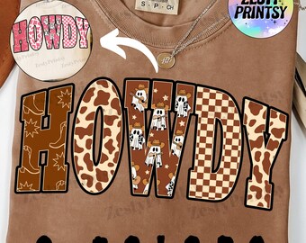 Könnte beinhalten: Ein braunes T-Shirt mit dem Wort "HOWDY" in einem Western-Design. Die Buchstaben weisen Muster wie Kuhdruck, Cowboy-Stiefel und Geisterfiguren mit Cowboyhüten auf. Das Shirt hat auch den Text "2 FARBEN" am unteren Rand.
