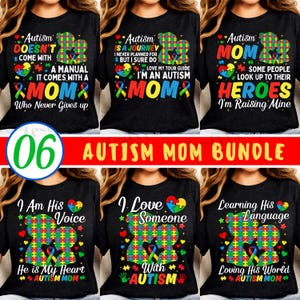 Op de afbeelding: Een bundel van zes zwarte t-shirts met verschillende ontwerpen. Elk ontwerp bevat tekst over autisme, kleurrijke puzzelstukjes en linten. De zin "Autism Mom Bundle" is ook zichtbaar.