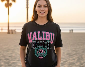 Maglietta grafica Malibu Beach da donna, maglietta da spiaggia oversize vintage, maglietta per le vacanze estive, maglietta grafica con estetica costiera, maglietta oversize retrò