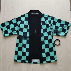 ¡El icónico haori con estampado hitita de Tanjiro Kamado! Chaqueta kimono a cuadros negros y turquesas. ¡Perfecta para el anime! ¡Canaliza tu estilo Demon Slayer!