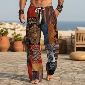 Peut inclure: Pantalon à motifs patchwork dans les tons de rouge, marron, bleu et noir. Le pantalon est doté d'une taille à cordon de serrage et d'une variété de motifs géométriques et d'inspiration tribale. Le pantalon ample convient aux tenues décontractées.