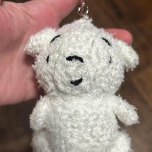 Sleutelhangertje van een pluizig wit hondje | Kawaii tashanger | Sneeuwpuppy amigurumi 10 cm