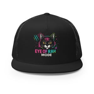 Op de afbeelding: Zwarte truckerpet met een kattenafbeelding en de tekst "EYE OF RAH MODE". Het kattenontwerp is in neonkleuren, met een derde oog en een gestileerd ontwerp. De pet heeft een mesh achterkant.
