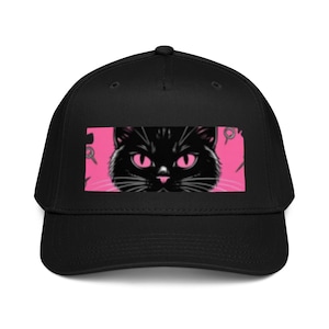 Könnte beinhalten: Schwarze Baseballkappe mit einer Grafik eines schwarzen Katzengesichts mit rosa Augen und Nase, vor einem rosa Hintergrund. Die Katzen-Grafik ist mittig auf der Vorderseite der Kappe platziert.