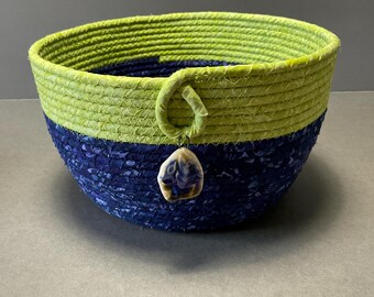 Cesta de tela batik hecha a mano con cuenco de cuerda enrollada color índigo