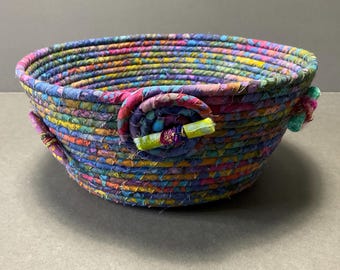 Cuenco de cuerda enrollada envuelto en tela batik multicolor: cesta organizadora hecha a mano