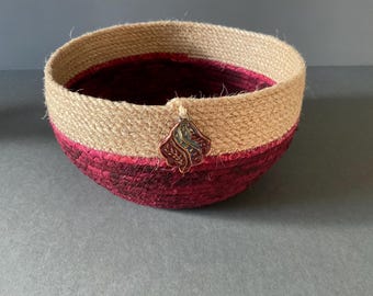 Cuenco de cuerda enrollada, tela batik roja, cesta de yute
