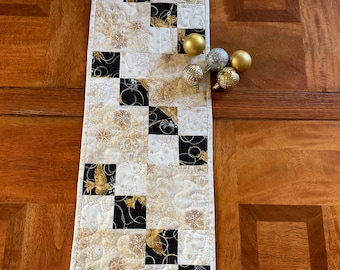 Camino de mesa navideño acolchado con estampado de palomas en negro y dorado