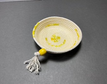 Cuenco de cuerda enrollada de tela batik amarilla, cuenco para baratijas hecho a mano