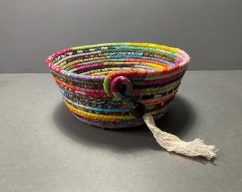 Cesta de tela hecha a mano con cuenco de cuerda enrollada multicolor, arte textil decorativo