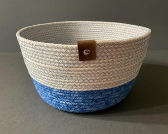 Cesta de cuerda enrollada con batik azul: cuenco decorativo hecho a mano con detalles de cuero