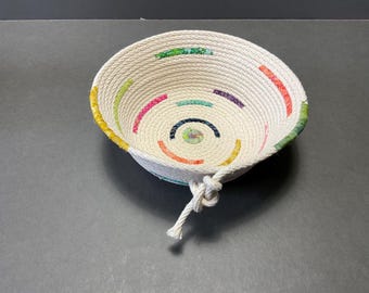 Cesta hecha a mano con cuerda enrollada