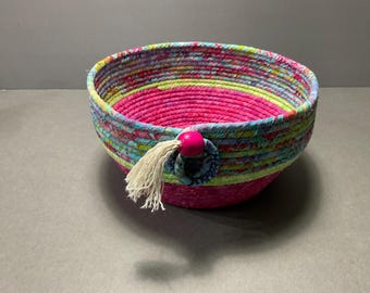 Cesta de cuerda enrollada hecha a mano con cuenco de batik fucsia, arte textil
