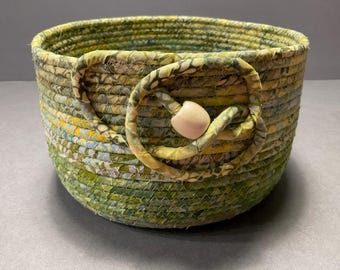 Cuenco de cuerda enrollada verde, cesta de tela batik con detalle de cuentas, cesta decorativa