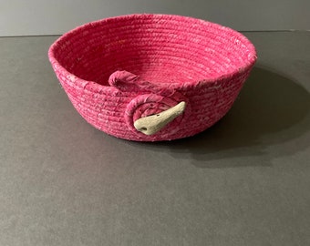 Cuenco de cuerda envuelto en tela rosa, arte textil con madera flotante