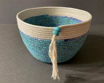 Cesta de cuerda enrollada batik turquesa: cuenco decorativo hecho a mano con cuentas de cerámica