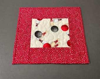Alfombra de taza con estampado de bolos, alfombra de bocadillo acolchada, alfombra de vela roja