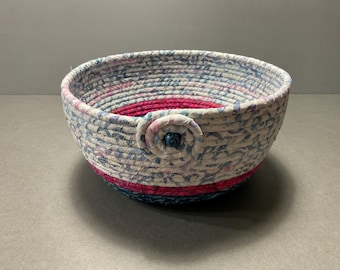 Cesta de batik azul y blanca, cuenco de cuerda enrollada, tendedero decorativo