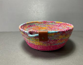 Cuenco de cuerda enrollada batik fucsia, cesta textil decorativa