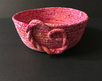 Cuenco de cuerda enrollada con batik rosa, cesta para tender la ropa, arte textil