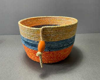 Cuenco de cuerda enrollada de tela batik hecho a mano – Cesta para tender la ropa naranja y azul