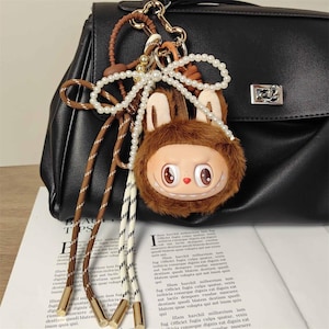 Llavero con cara de conejo, dije para bolso de peluche marrón, colgante de dibujos animados kawaii, accesorio de cinta de perlas, lindo llavero peludo, dije peculiar para bolso