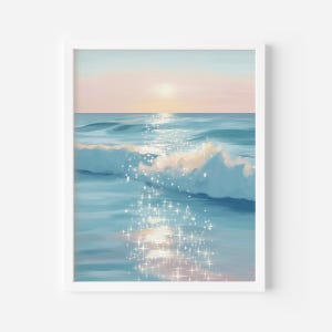Puede incluir: Pintura enmarcada de un paisaje marino. La obra representa una escena oceánica serena con agua azul claro y olas espumosas. El sol se está poniendo, proyectando un brillo cálido sobre el agua, con reflejos brillantes. El cielo es de un rosa y azul suaves.