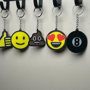 Emoji Keychain – Cute Smiley Face Keyring, Fun 3D Printed Charm, Custom Colors, Party Favors, Stocking Stuffers, Gift for Emoji Lovers