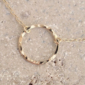 Collar Karma de oro amarillo laminado de 14k, collar con disco circular grande martillado - Hecho a mano - Collar de círculo de eternidad de 5/8" con anillo de oro para combinar con otros collares.