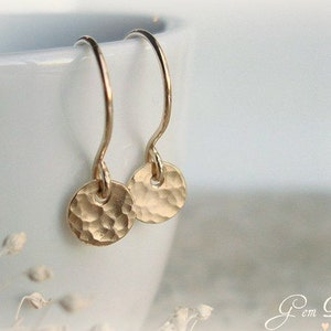 Boucles d'oreilles disque en or délicates - Petites boucles d'oreilles martelées remplies d'or 14 carats - Boucles d'oreilles modernes faites à la main pour pièce d'or - Boucles d'oreilles pendantes délicates en or