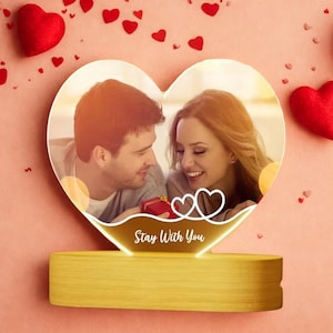 Puede incluir: Un letrero de madera hecho a mano con el texto "Welcome to our home" en un estilo manuscrito. El letrero está pintado de blanco con letras negras y un acabado envejecido, midiendo aproximadamente 30 cm de ancho.