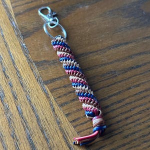 Porte-clés Tornado Stitch : lanière multicolore Rexlace Gimp Boondoggle