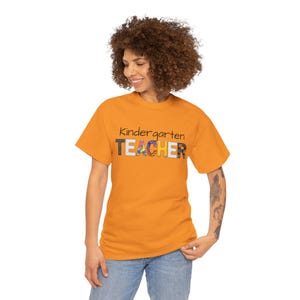 Camiseta de maestra de jardín de infantes, regalo divertido para educadores, ropa para el aula, apreciación docente, divertida camiseta de maestro, camiseta unisex de algodón