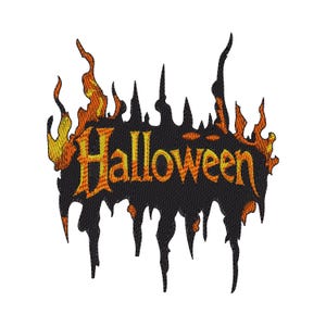 Puede incluir: Un parche bordado que presenta la palabra Halloween en una fuente estilizada de color naranja y amarillo. El texto se encuentra sobre un fondo negro con bordes dentados en forma de llama que se extienden hacia arriba y gotean hacia abajo.