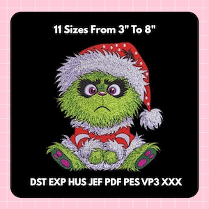 Può includere: Design ricamato di una creatura verde con un cappello da Babbo Natale, con il testo "11 Taglie Da 7.6cm A 20.3cm" in alto. Il design include il testo "DST EXP HUS JEF PDF PES VP3 XXX" in basso. La creatura ha un'espressione scontrosa.