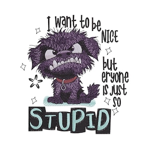 Può includere: Un disegno ricamato di un cane viola, irsuto e imbronciato, che indossa un collare rosso. Il testo recita: I want to be NICE but eryone is just so STUPID. La parola STUPID è in grandi lettere azzurre su sfondo nero con piccoli accenti a stella.