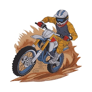 Può includere: Una toppa ricamata raffigurante un pilota di motocross con una maglia gialla e blu scuro, pantaloni gialli e un casco bianco, blu e rosso, alla guida di una moto da cross bianca e blu attraverso una nuvola di polvere marrone.