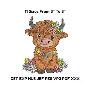 Puede incluir: Diseño bordado de una vaca de las Tierras Altas con una corona y guirnalda floral. El texto superior dice "11 Tamaños De 7,6 cm A 20,3 cm", indicando los tamaños disponibles. El diseño presenta pelaje marrón, cuernos negros y flores coloridas.