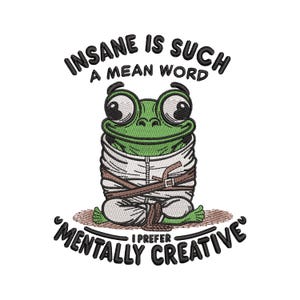 Puede incluir: Un diseño de bordado que muestra una rana verde con ojos grandes que lleva una camisa de fuerza blanca con correas marrones. El texto superior dice INSANE IS SUCH A MEAN WORD y el texto inferior dice I PREFER MENTALLY CREATIVE en negro.