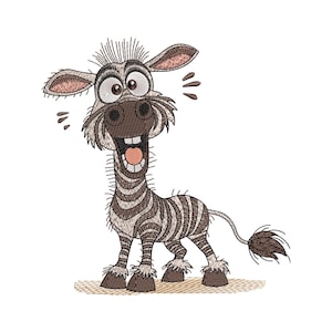 Può includere: Un disegno ricamato di una zebra in stile cartoon con occhi spalancati, una grande bocca aperta che mostra i denti e una coda con ciuffo. La zebra presenta strisce marrone scuro e beige chiaro, una criniera arruffata e zoccoli marrone scuro.